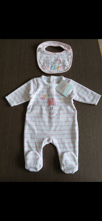 Pyjamas en velours et bavoir minnie disney 3 mois