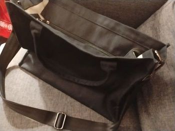 Sac à bandoulière noir tendance et élégant, en tissu très robuste 