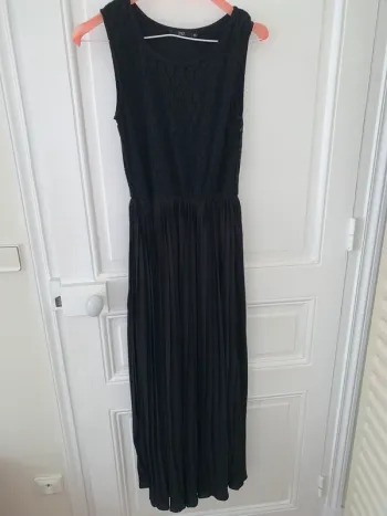 Robe longue noire plissée t.36 neuve