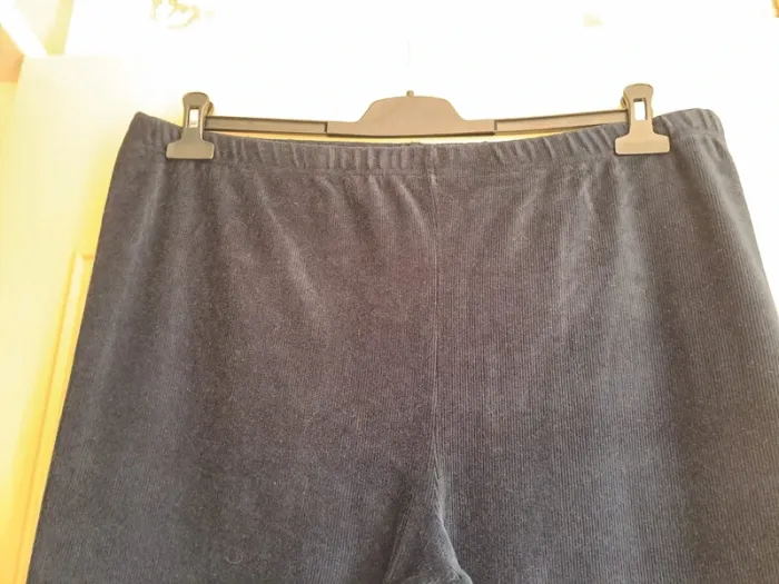 Pantalon femme velours comme neuf porté 1 fois T6 noir - photo numéro 3