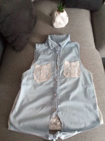 beau haut en jean et dentelle blanche derrière S