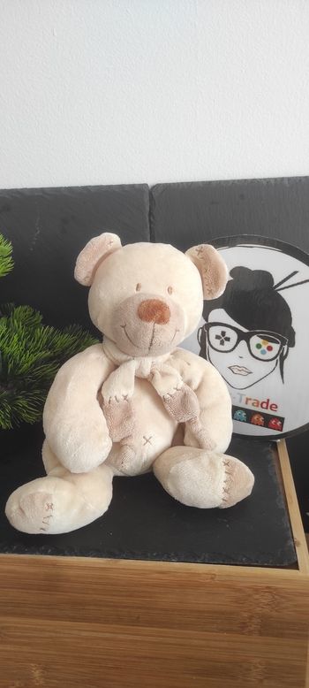 Doudou Ours Ecru Beige Croix Nicotoy bastien marron écharpe peluche Bille Noeud