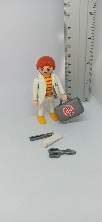Femme médecin avec mallette et accessoires playmobil