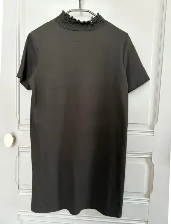 Petite Robe noire à col montant Zara S