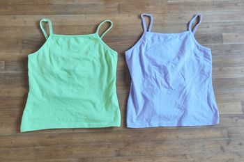 Deux débardeurs sport