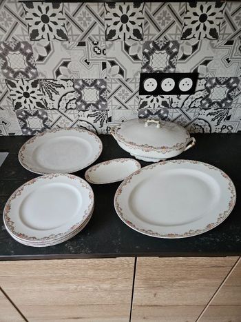 Service aux lions de faïence