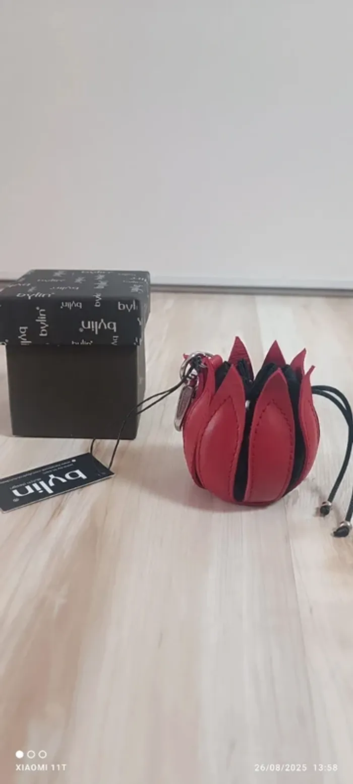 Porte-clés Ma Petite Tulipe

Bylin cui rouge noir neuf