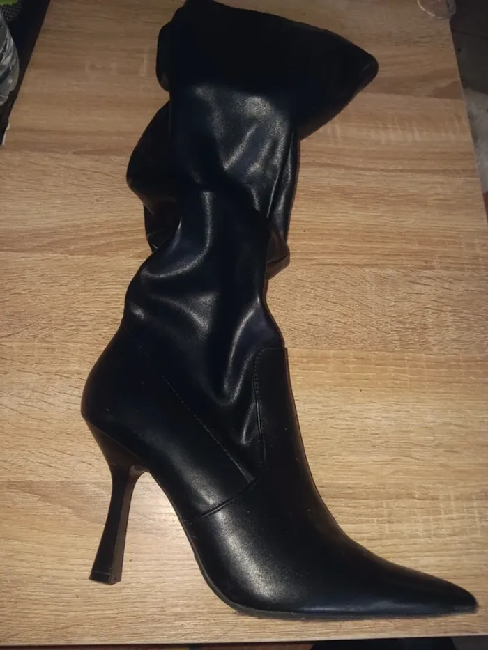 Bottes hautes noires taille 39 à talons aiguilles élégantes - photo numéro 2