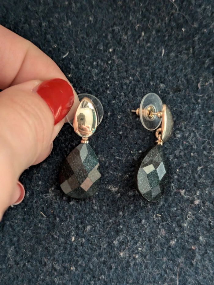 Petite boucles d'oreilles pendantes noires