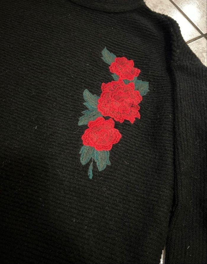 Pull noir col roulé avec rose rouge – JBC – Taille S - Bon état - photo numéro 2
