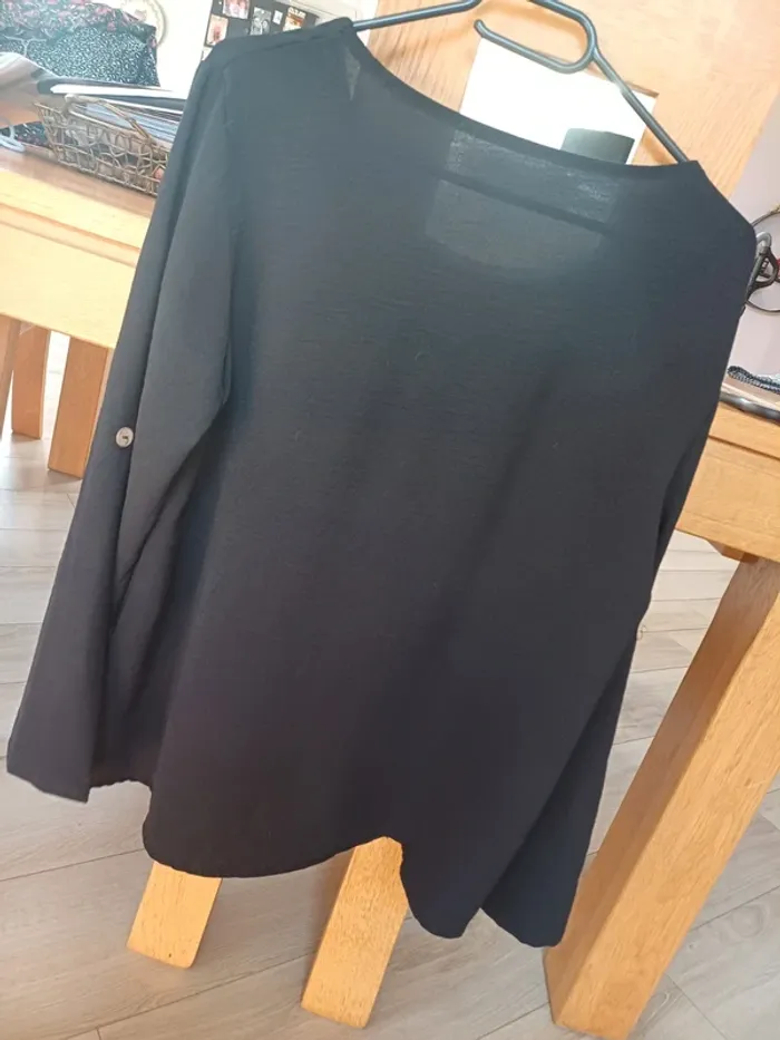 Chemise noire manches longues. - photo numéro 4