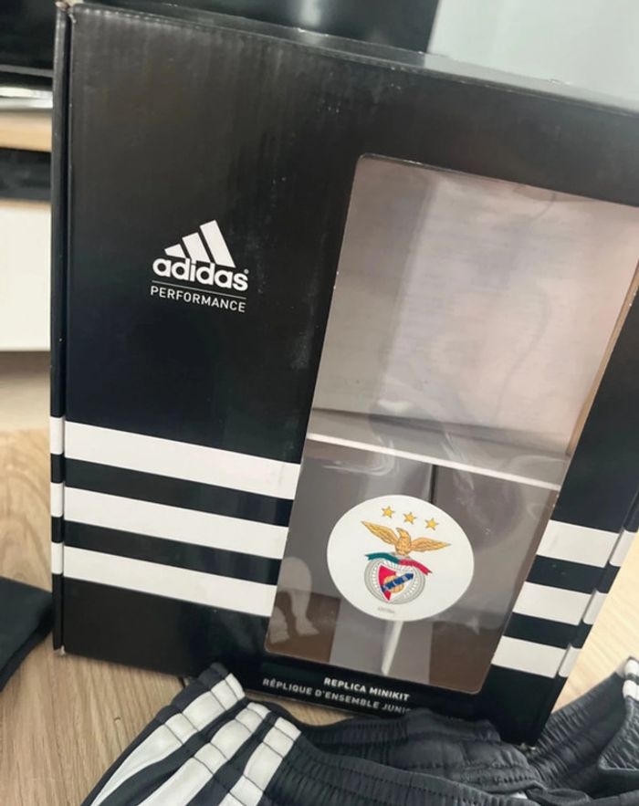 Kit junior maillot Benfica extérieur taille 9-10 ans neuf dans sa boîte - photo numéro 5