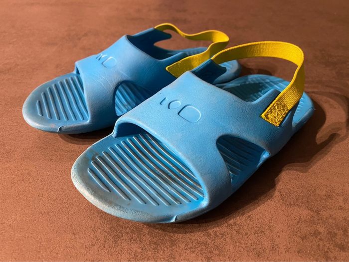 Claquettes bleu/verte taille 27/28 Décathlon