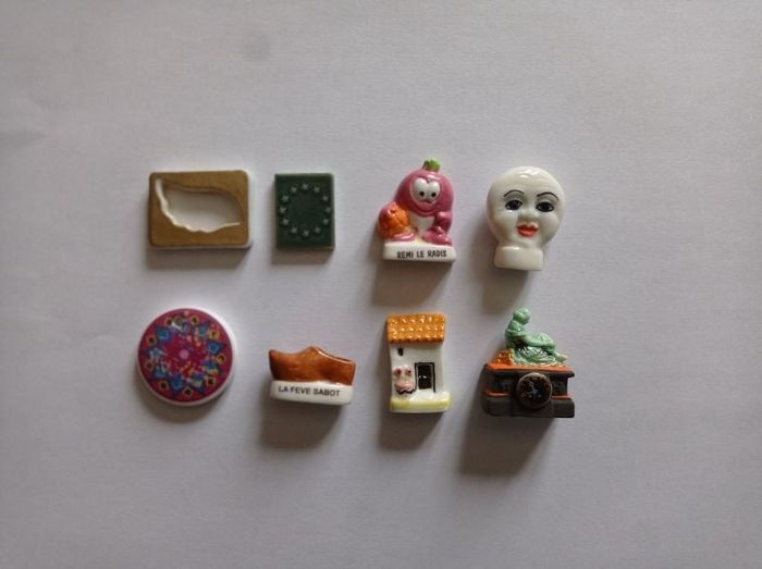 Lot de 8 fèves - Thèmes variés (Pierrot/Pendentif/Sabot/Horloge)