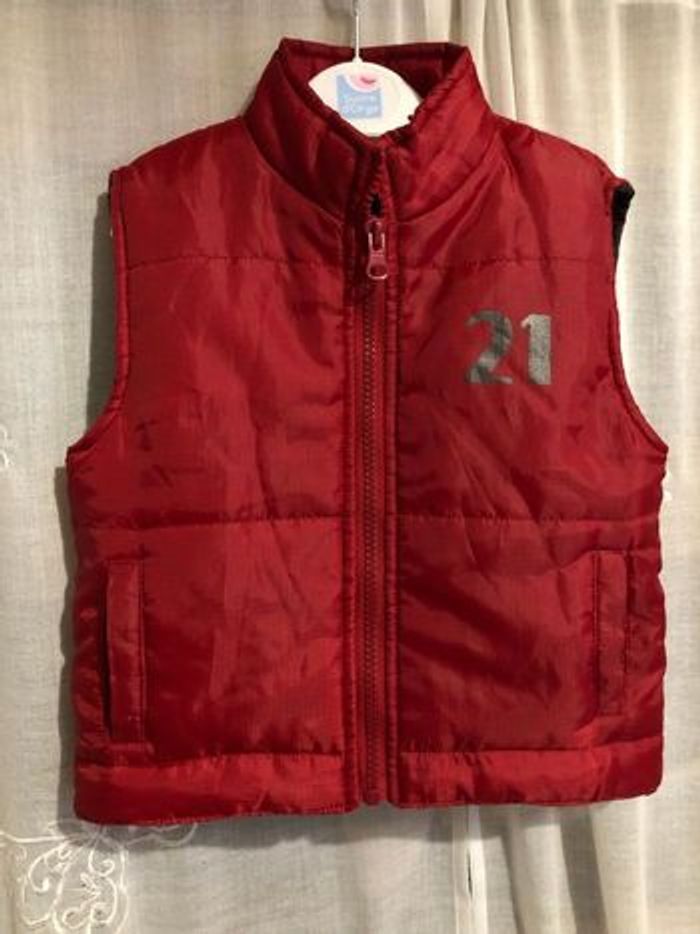 Blouson sans manche rouge 12 mois