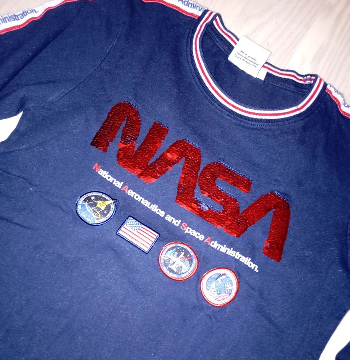 Tee-shirt bleu marine et paillettes NASA
T. 10 ans - photo numéro 2