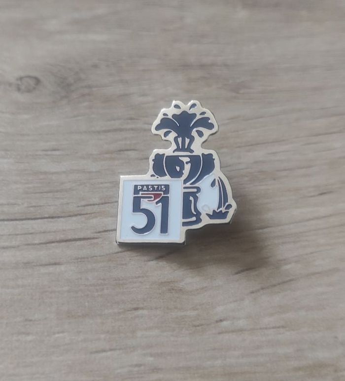 Pin's 51 bleu marine et blanc