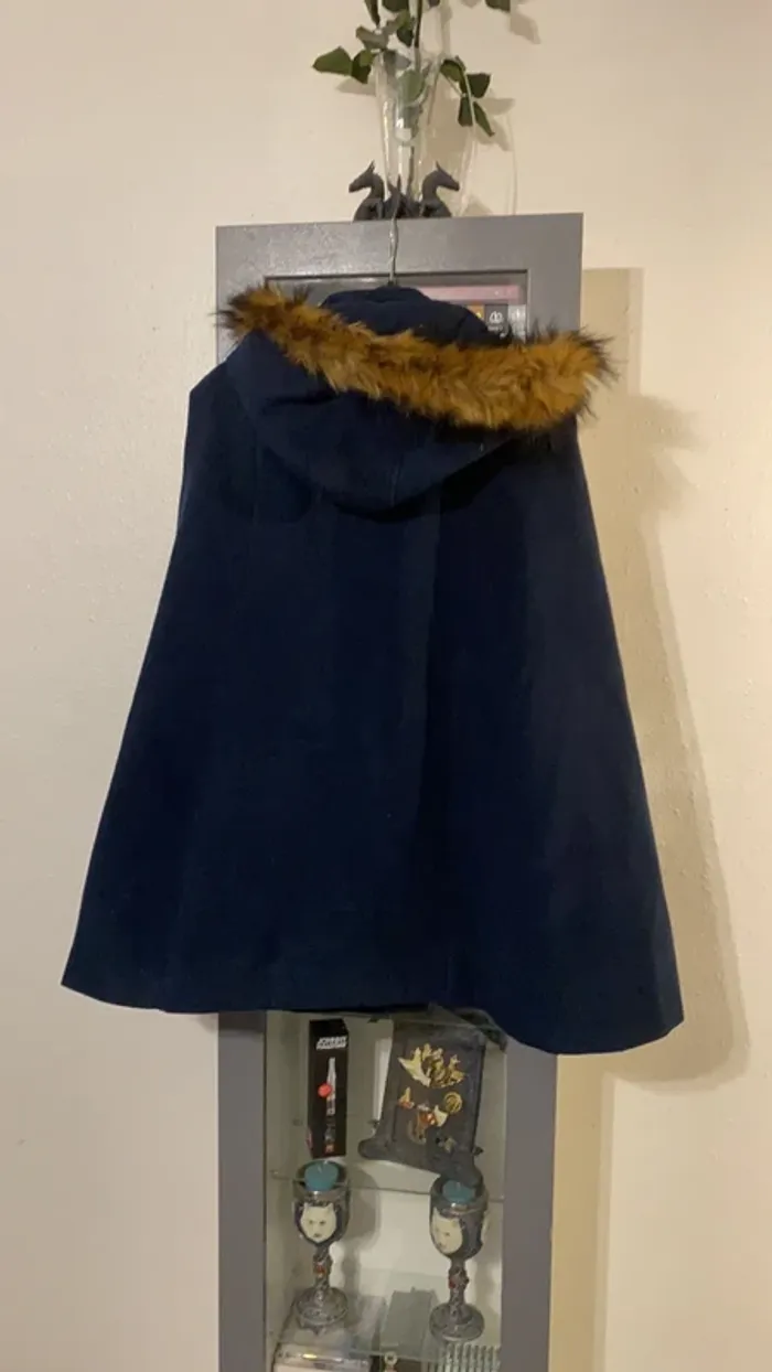 manteau cape avec capuche fourrure  taille M - photo numéro 4