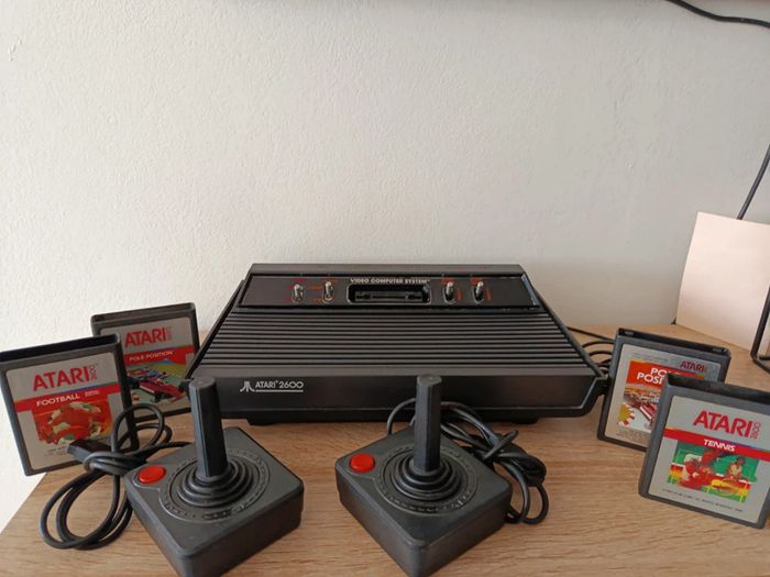 Console vintage Atari 2600 avec manettes et jeux - photo numéro 3