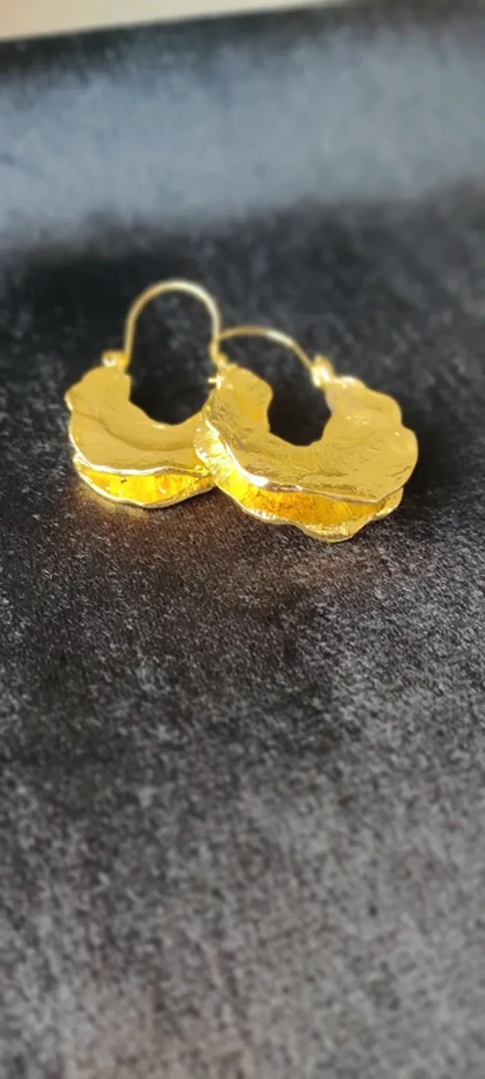 Paire de boucles d'oreilles pendantes dorées neuve - photo numéro 3