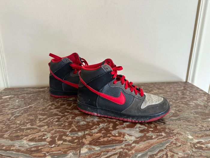 Nike Dunk Hi Medium Grey/ Varsity Red-Black Taille 38.5 - photo numéro 2