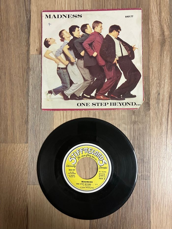 Vinyle 45 tours-madness-One step beyond - photo numéro 2