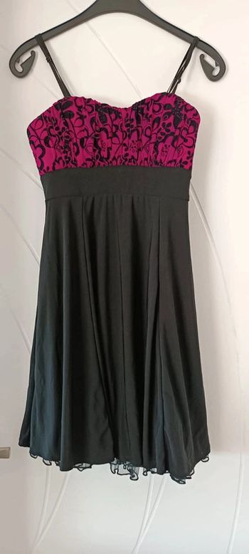 Robe noir et fuschia