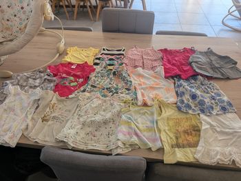 8 teeshirts et 8 débardeurs