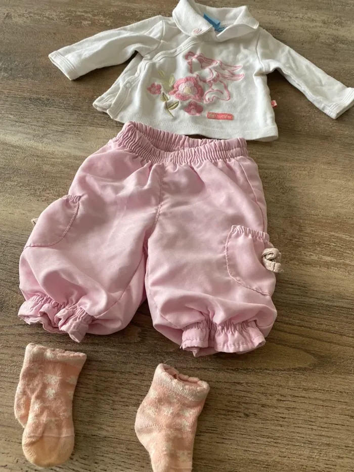 Ensemble bébé fille polo Disney  + pantalon + chaussettes 1/3mois - photo numéro 2
