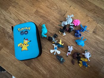 Lot figurines Pokémon avec sa pochette