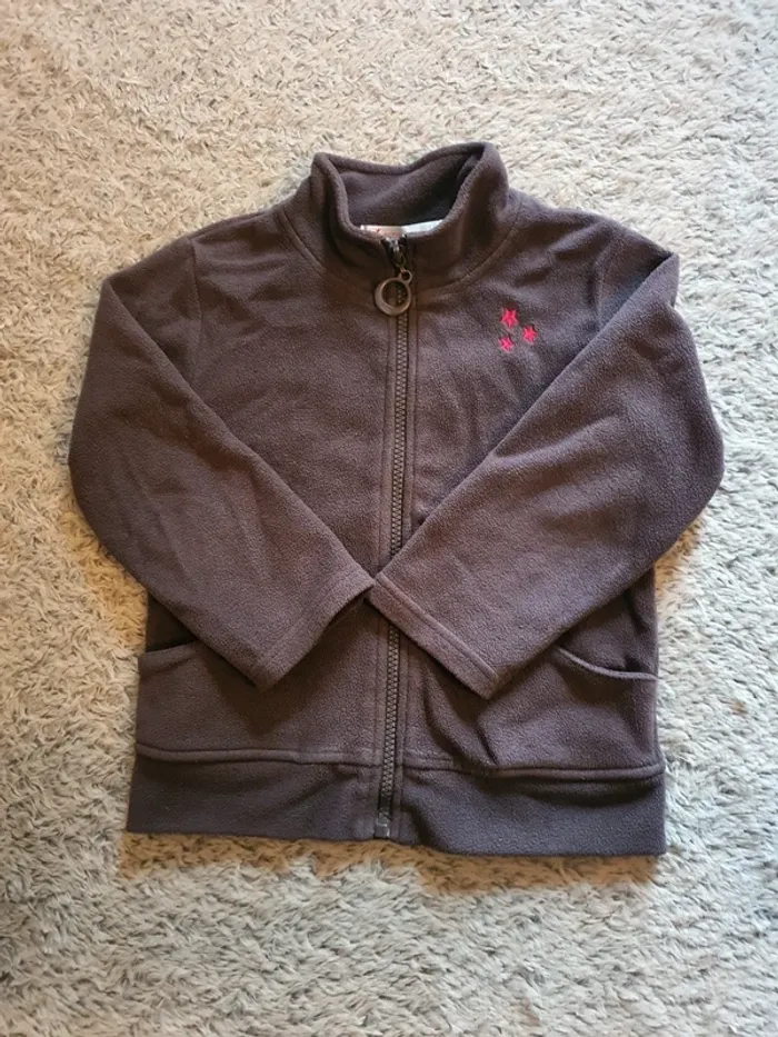 Gilet polaire prune et fuchsia taille 4 ans.