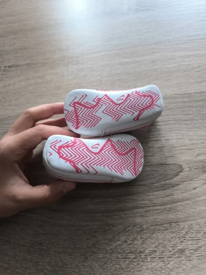 Baskets scratch Nike bébé taille 16 - photo numéro 4