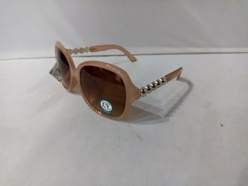 Lunette de soleil rose pâle