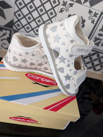 Sandales d'été fille. Taille 25. Neuf. Balducci. Semelle intérieure en cuir.