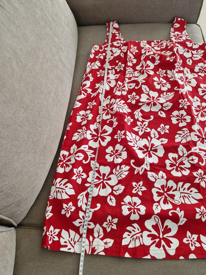 Robe polynésienne rouge à motif fleurs blanche - photo numéro 8