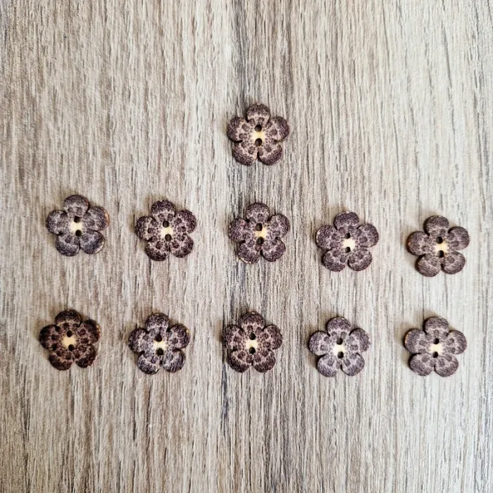Lot de 11 boutons fleurs en bois