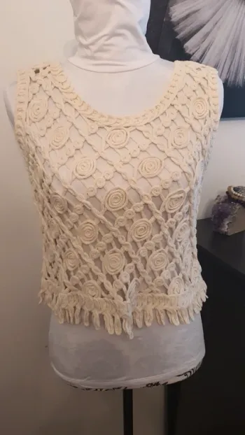 Petit pull sans manche macramé