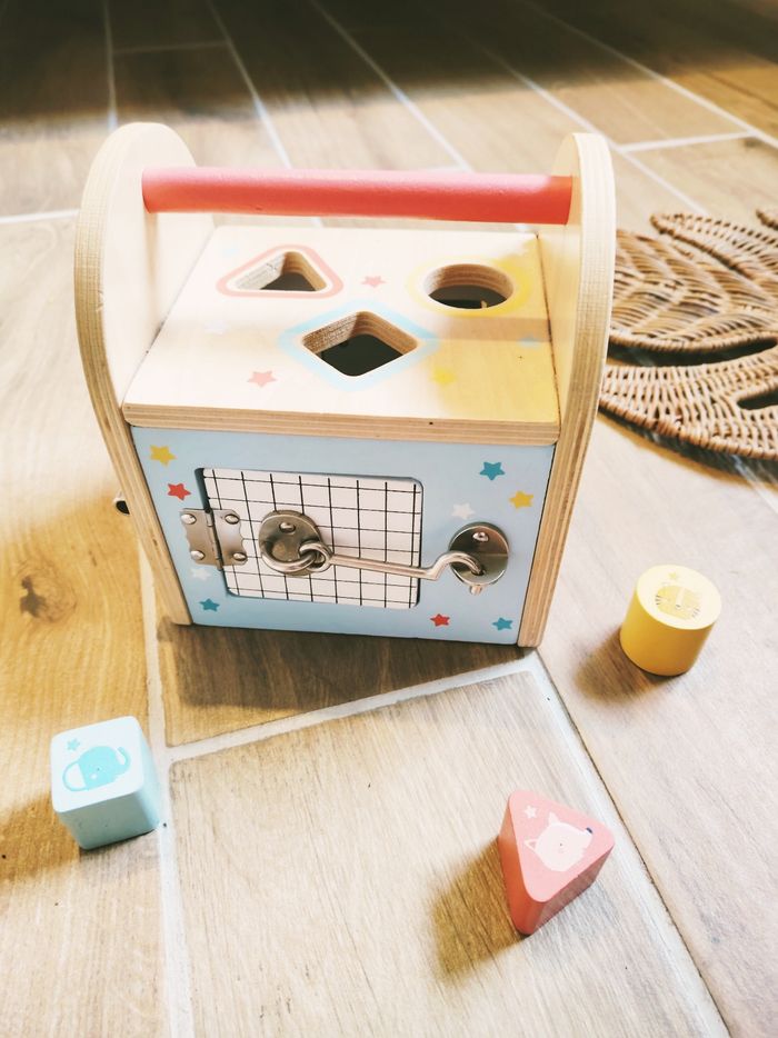 🏠Maison 2 en 1 en bois multi activités boîte à formes et verrous marque Vertbaudet - photo numéro 5