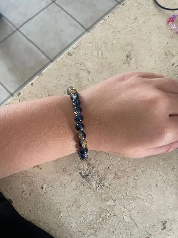 Bracelet élastique, perles ses mains