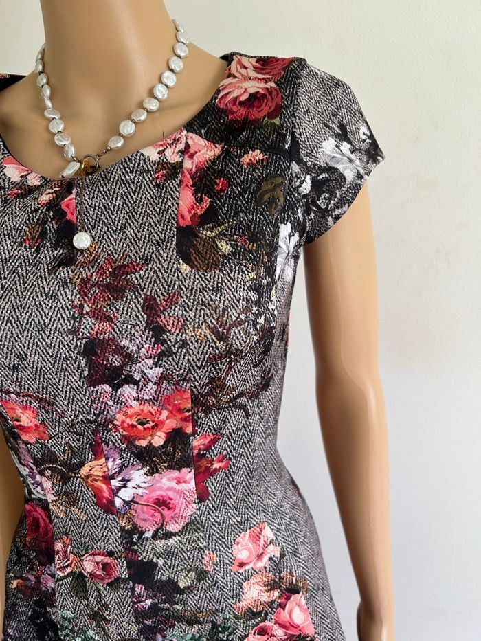 Robe grise et imprimée à manches courtes Rinascimento taille S jamais portée - photo numéro 4
