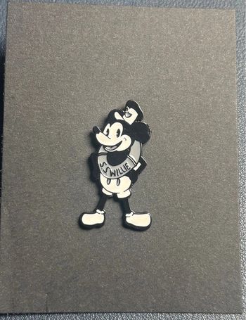 Superbe pin’s Mickey noir et blanc