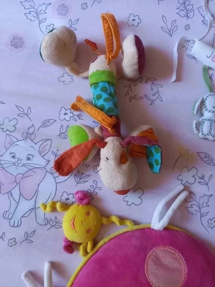 Jouets peluches d'éveil colorés acidulés à suspendre au lit ou à la poussette - photo numéro 8