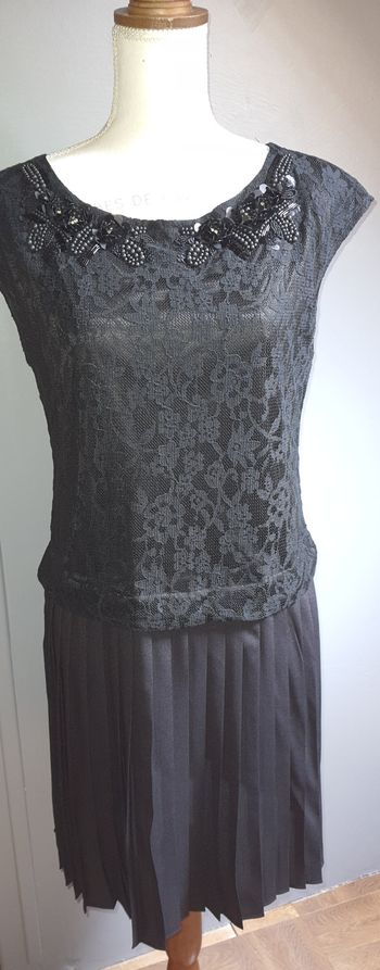 Robe noire à dentelle et col très raffiné 