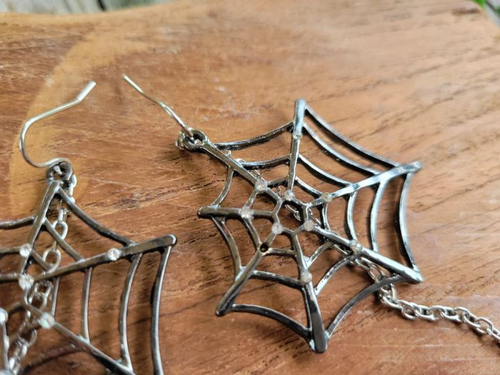 Boucles d'oreilles fantaisies toile d'araignée et sa toile - photo numéro 6
