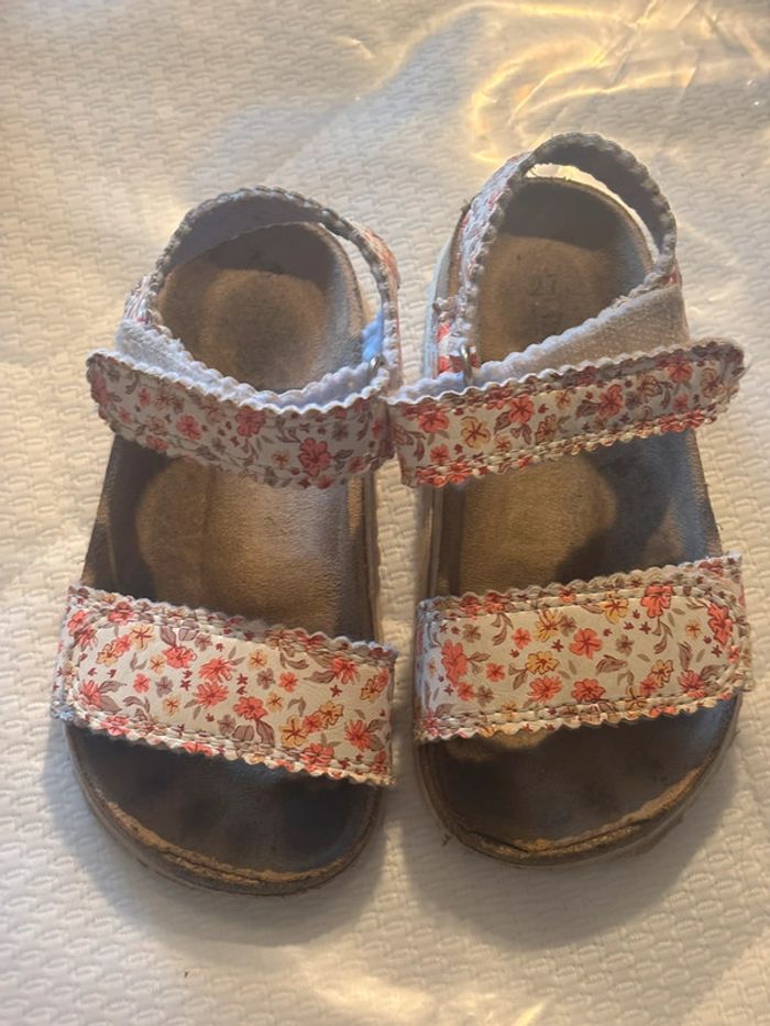 Sandales fleuries à scratch 27