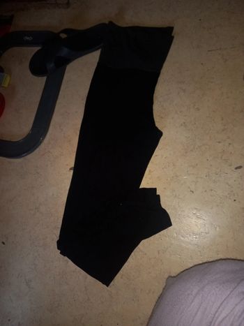 Legging court de grossesse décathlon plus d'étiquette mais c'est un 44 frisé sur le côté de jambes