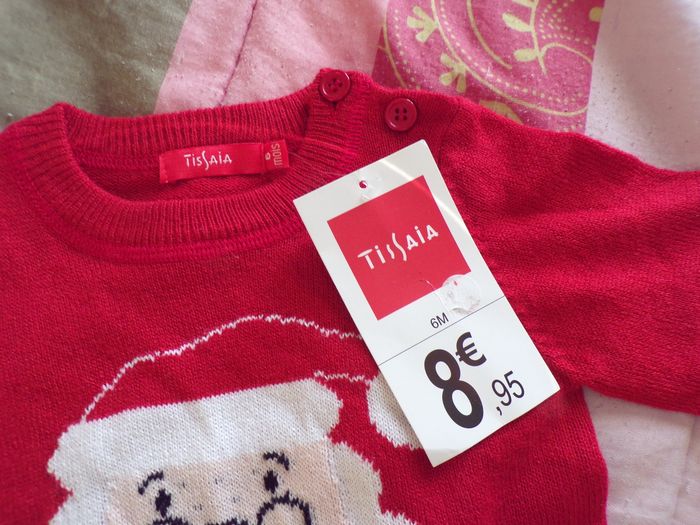 Pull père Noël 6 mois neuf - photo numéro 2
