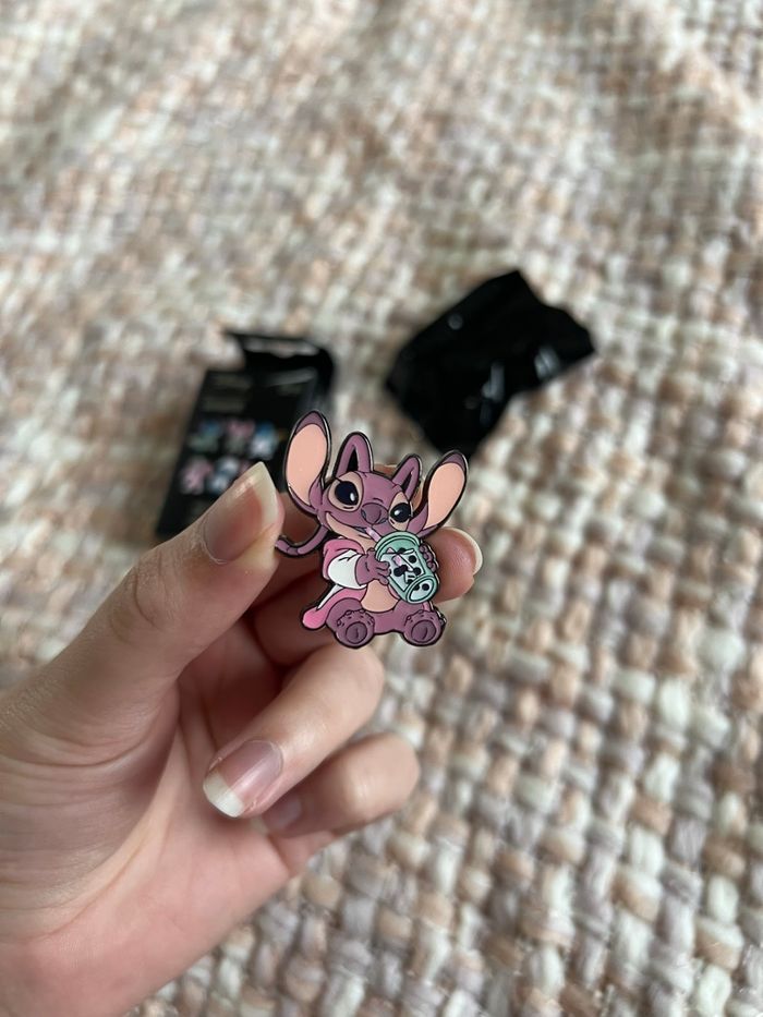 Pin Loungefly Disney Stitch & Angel in pjs - photo numéro 3