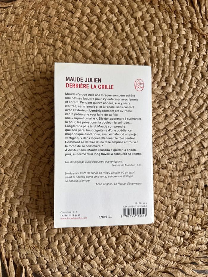 Livre Maude Julien derrière la grille - photo numéro 2