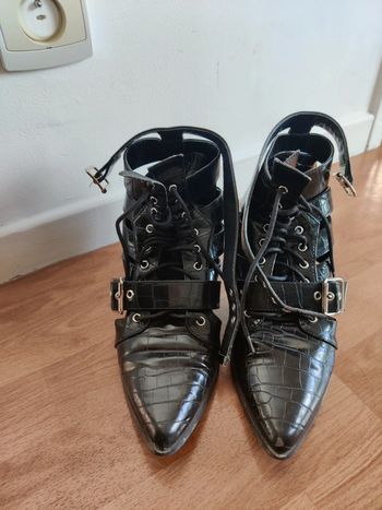 Bottines vernis pythons .